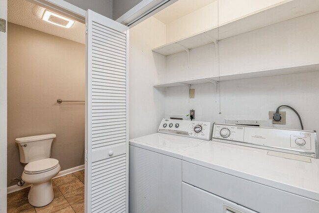 Building Photo - UPDATED CONDO!! 2 Bedroom, 1 Bathroom Condo In Ankeny