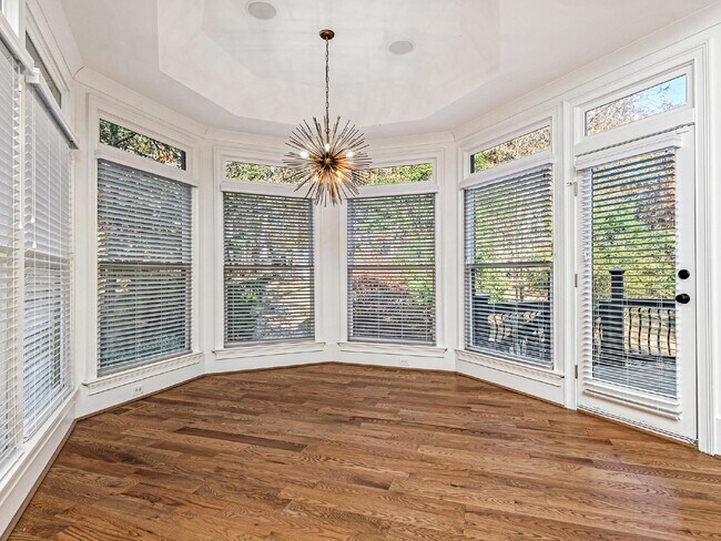 Building Photo - Beautifully built, renovated home boasts 5 BD, 5 BT, providing ample space for a growing family a...