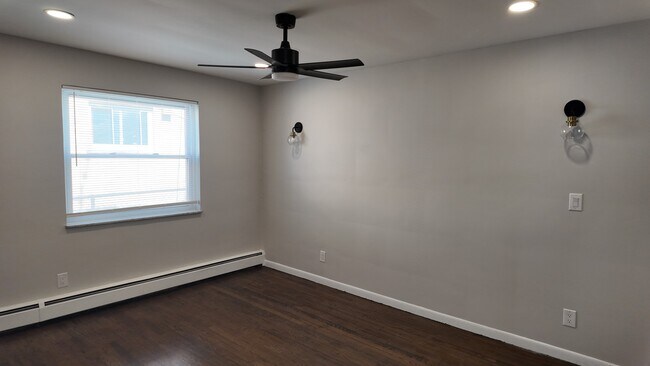 Building Photo - Freshly Renovated 2-Bed Gem with Artistic Finishes + Garage Option in Cincinnati