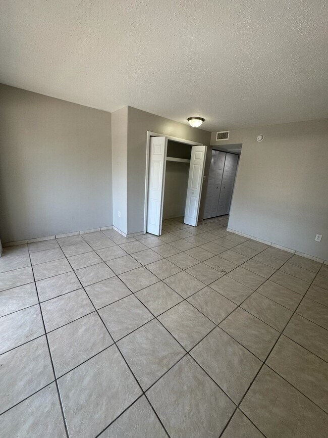 Building Photo - 1852 Meadow Ave