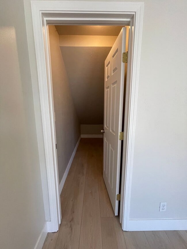 Building Photo - Beautiful Updated 3 Bedroom, 2 1/2 Bath Condo