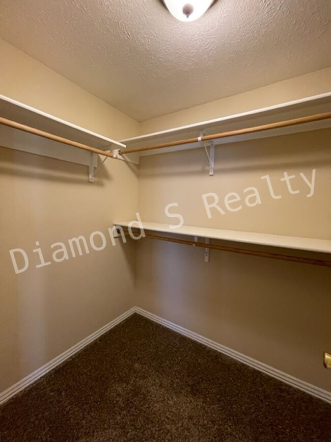 Building Photo - Lovely 3 bedroom home available!  Sequiota...
