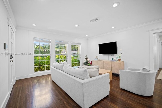 Building Photo - 300 Manor Pl