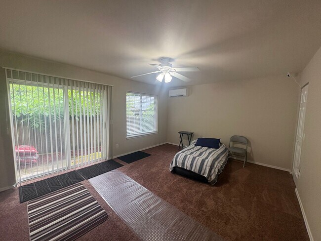Building Photo - 12549 Roosevelt Way NE