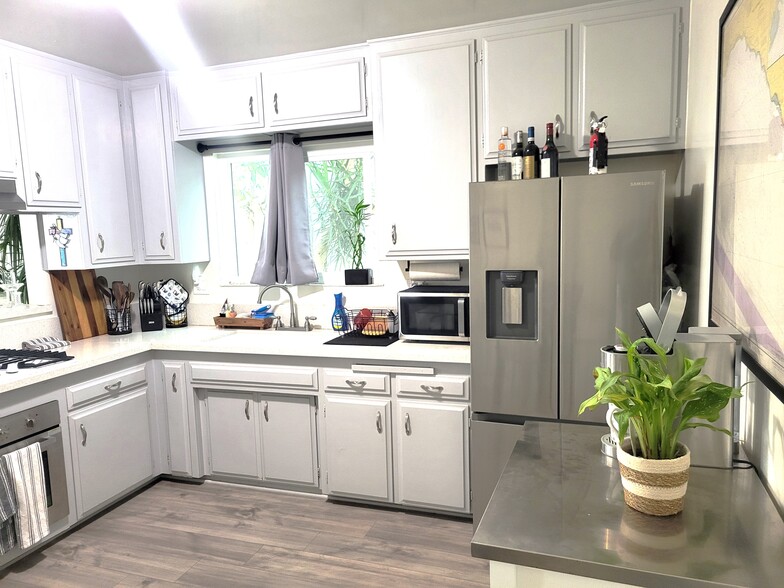 Building Photo - 211 13th St