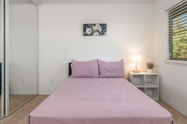 Building Photo - Fully Furnished Townhome with Garage, 3 bedroom/2.5 Bathroom at Kamalani Flats