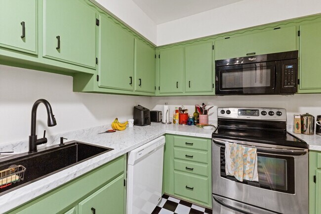 Building Photo - 515 Basswood Ave