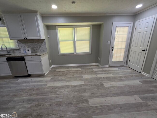 Building Photo - 586 Ridge Ave