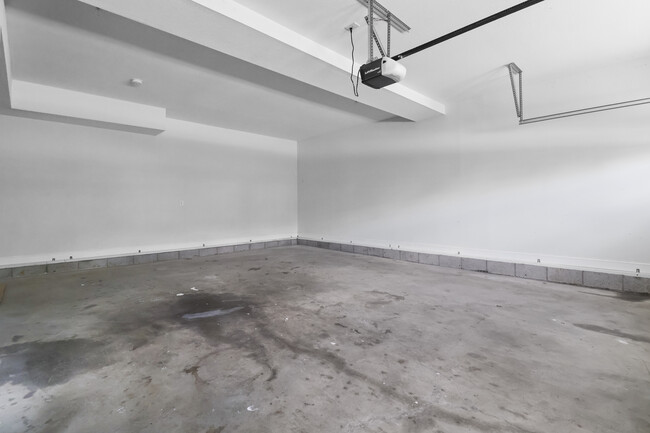 Building Photo - 2588 Hattington Dr