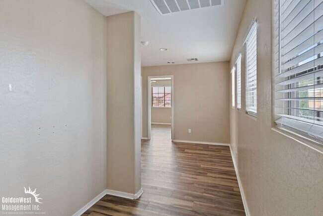 Building Photo - Beautiful 3Bdm 3Ba Home with Loft in Prime Surprise!