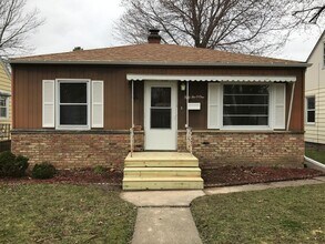 Building Photo - Charming 2-Bedroom Unit in Quiet Moline Location