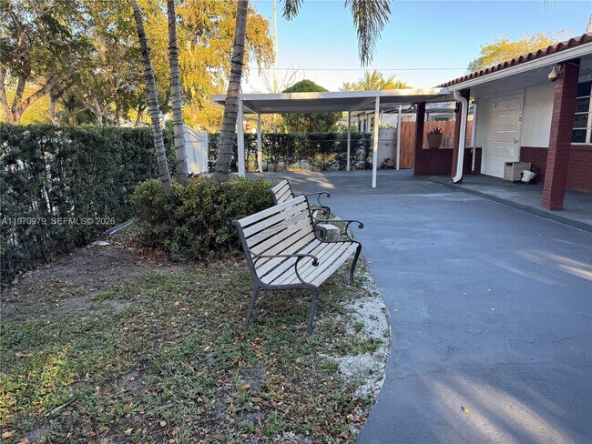 Building Photo - 470 NE 127th St