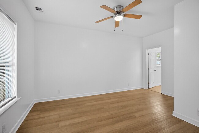 Building Photo - Cozy bungalow close to everything