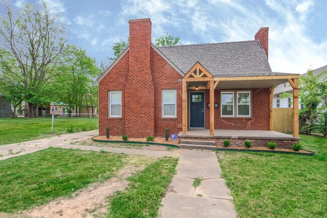 Building Photo - Charming Duplex 1/1 Duplex With Storage!