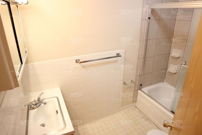 Building Photo - 640 1/2 S Meldrum St