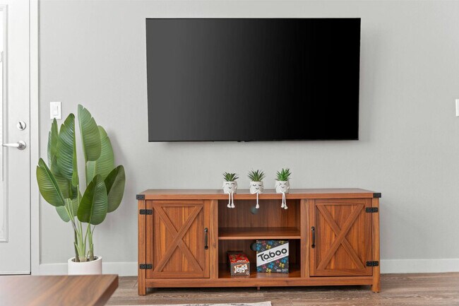 Building Photo - 711 W Broadway Rd