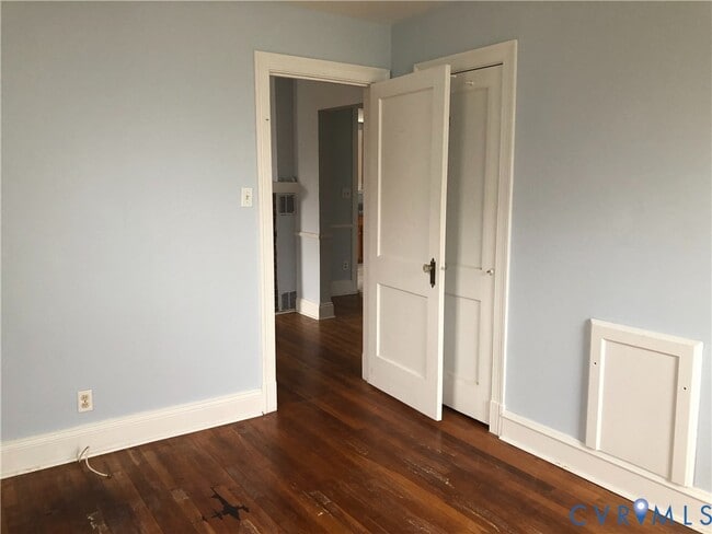 Building Photo - 2628 Kenwood Ave