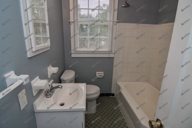 Building Photo - $900- Beautifully Updated 1-Bedroom, 1-Bat...