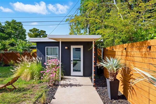 Building Photo - 1363 Biarritz Dr