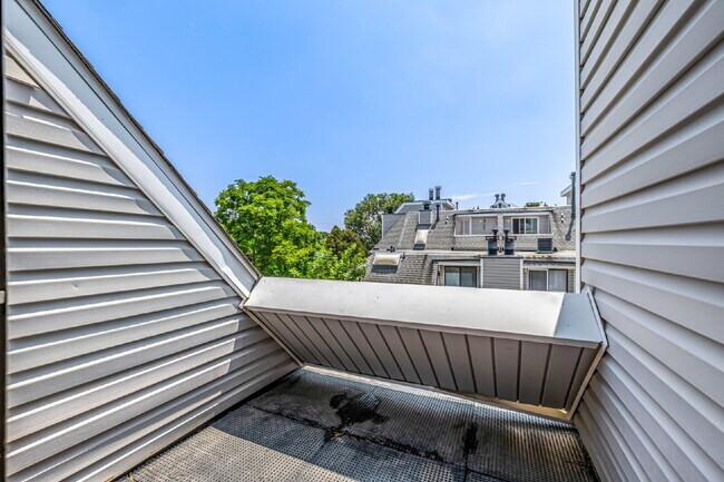 Building Photo - "Cozy 1-Bedroom Condo Retreat in Prime Tho...