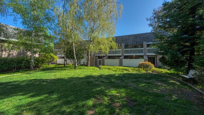 Building Photo - 675 Sharon Park Dr