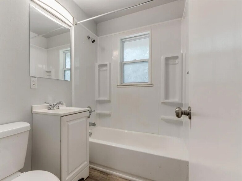 Building Photo - 1528 Avondale Dr
