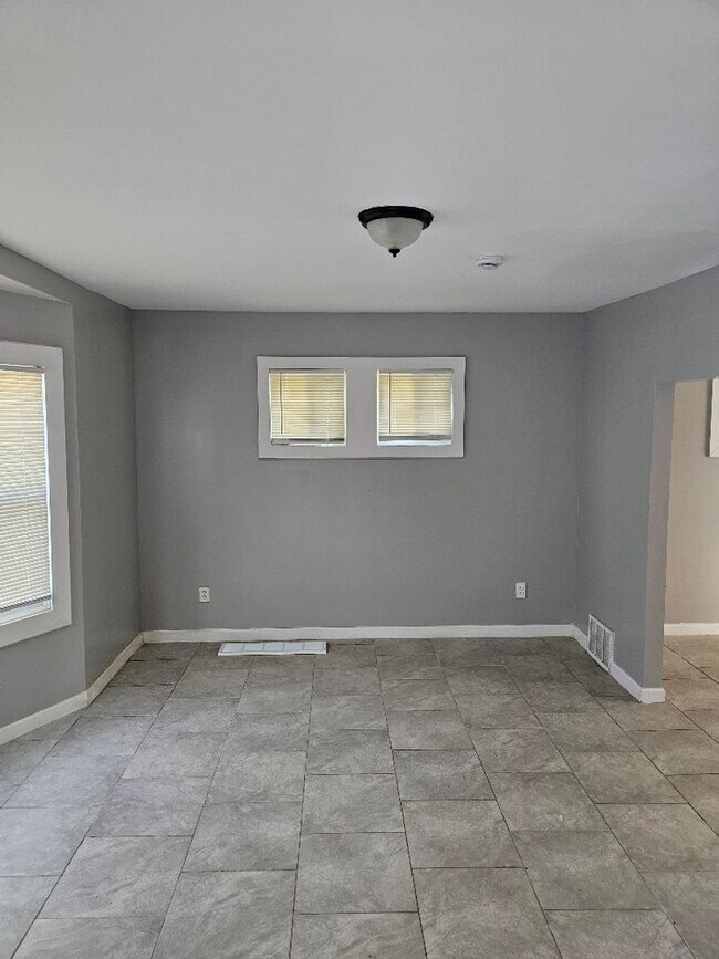 Building Photo - 5056 Bewick St
