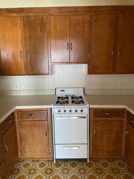 Kitchen with dishwasher - 1208 Erin St