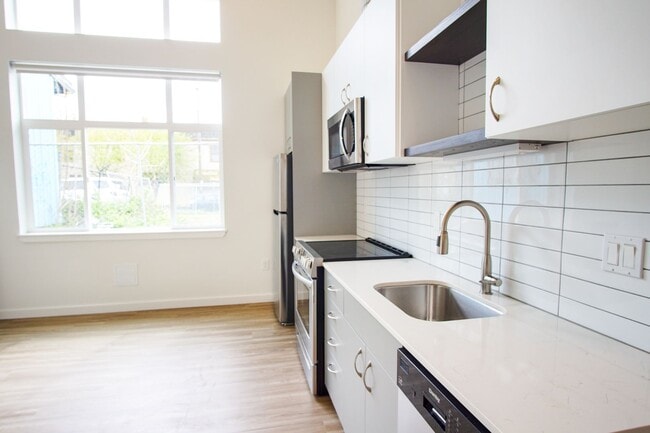 Building Photo - Bright Modern Studio with Tall Ceilings and Luxe Details!