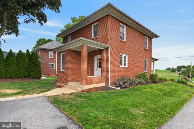 Building Photo - 832 Village Rd