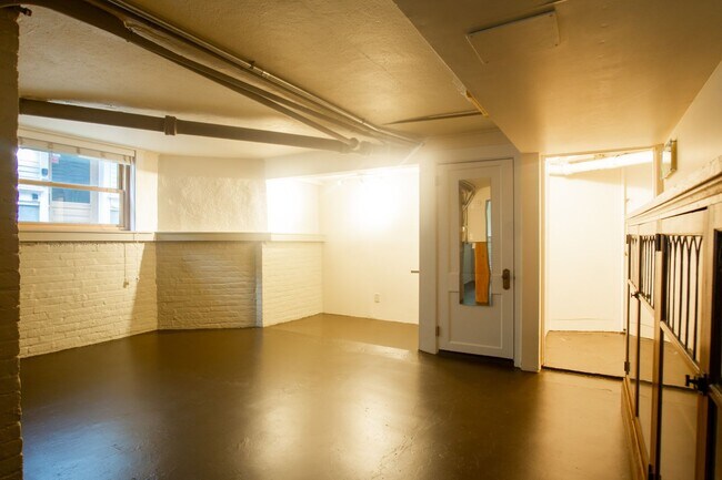 Building Photo - Amazing Find! Spacious Daylight Basement Studio with Loads of Character!