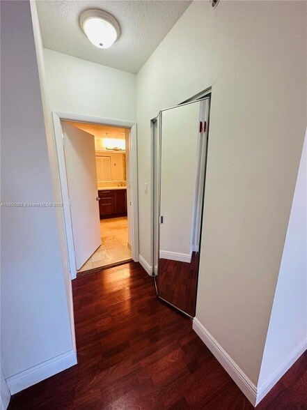 Building Photo - 118 Zamora Ave