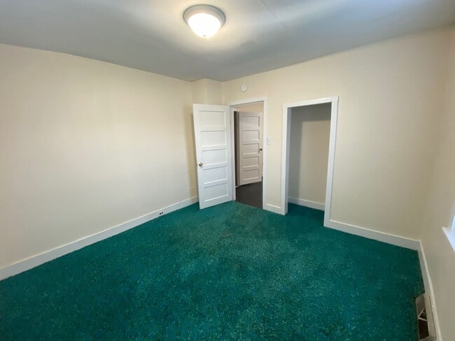 Building Photo - Northeast Home