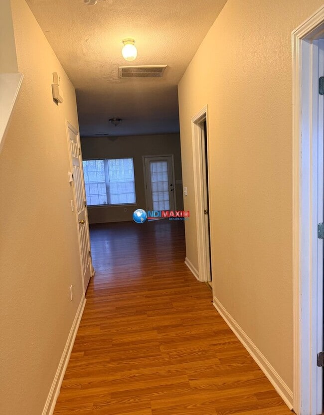 Building Photo - Spacious 3-bedroom townhouse in Riverdale