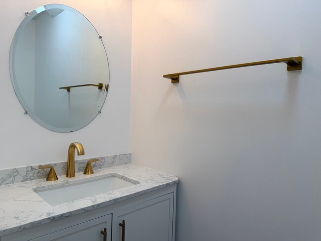 Building Photo - 431 Pine Lake Cir