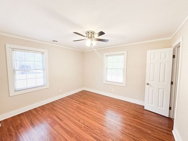 Building Photo - 14 Laurie St