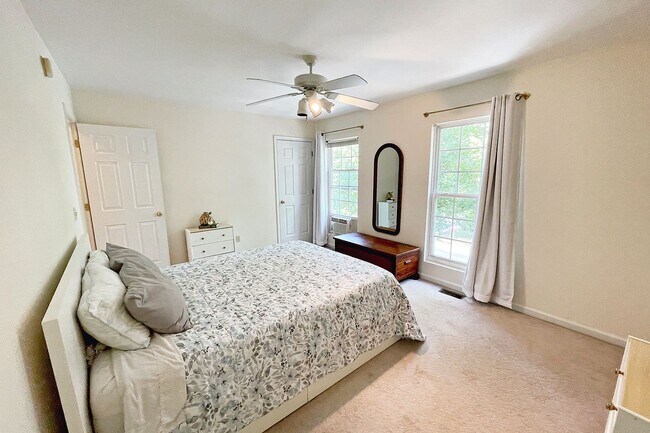 Building Photo - Pet-Friendly Ridgecrest Townhome