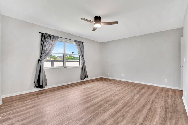 Building Photo - 1588 Farmington Ave