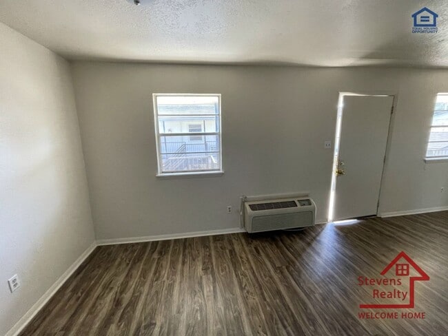 Building Photo - 1502 NW Kingsbury Ave