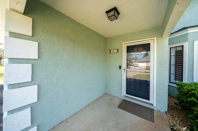 Building Photo - 307 Fan Palm Pl