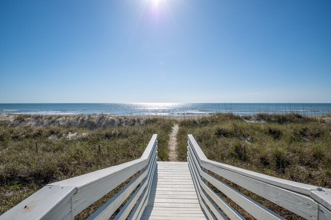Building Photo - VINTAGE BEACHFRONT COTTAGE PERFECT FOR COZ...
