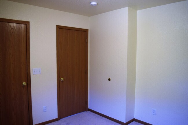 Building Photo - Spacious & Convenient Living in Shady Oaks!