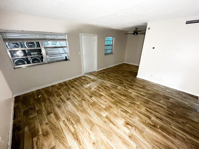 Building Photo - 202 Lucerne Ave