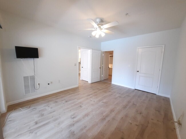 Building Photo - 1BR Condo in Upscale Highview. Enjoy Resor...