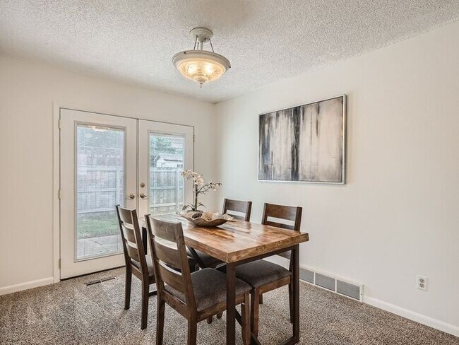 Building Photo - 3 Bedroom/2 Bathroom Ranch Home with 2 car...