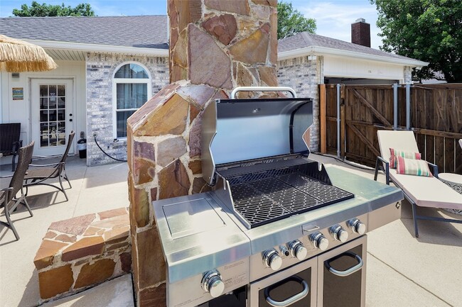 Building Photo - 1531 Home Park Dr