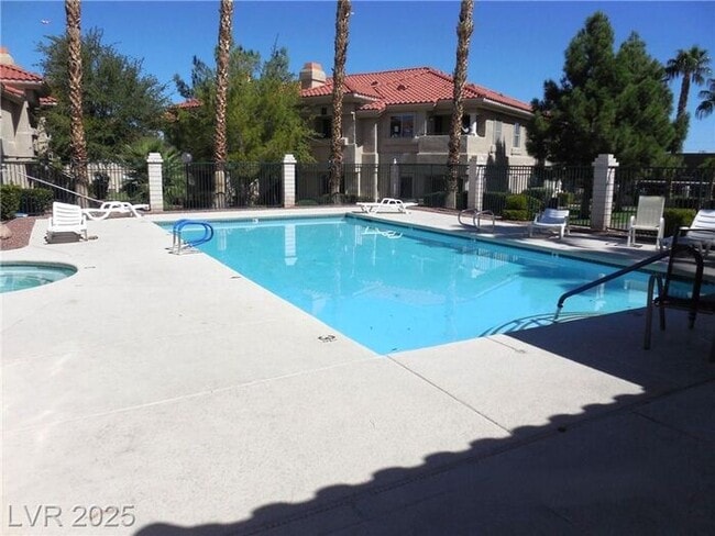 Building Photo - Bright Upstairs Unit with Vaulted Ceilings...