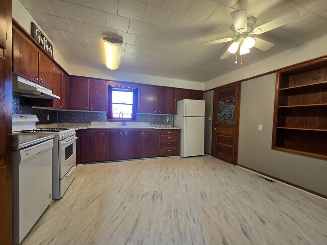 Building Photo - 3 bed 1 bath in Tecumseh!