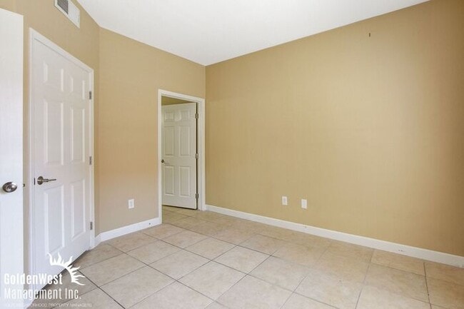 Building Photo - Stunning 2Bdm 2Ba Condo in a Lovely Gated ...