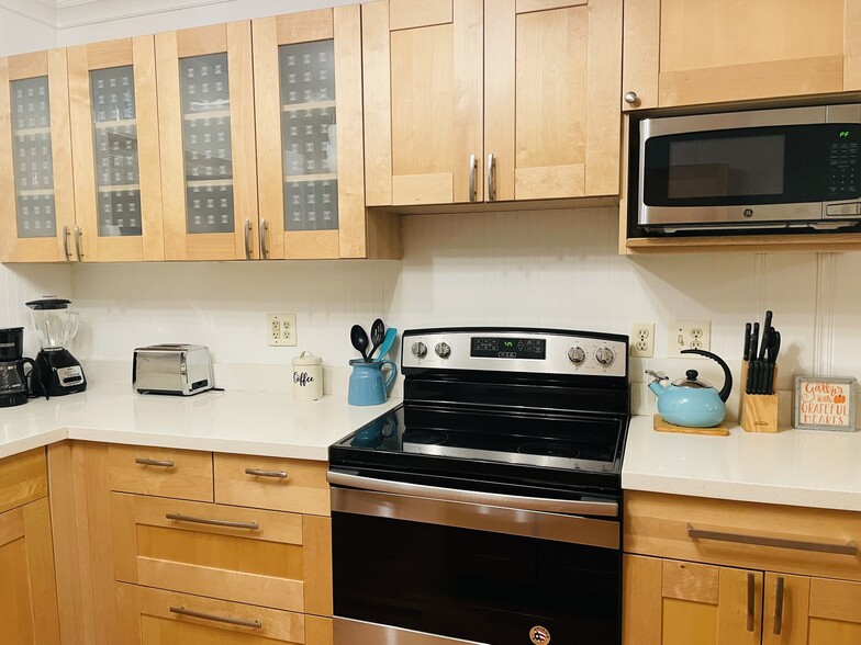 Stove/Kitchen - 5027 Hollow Rock Rd